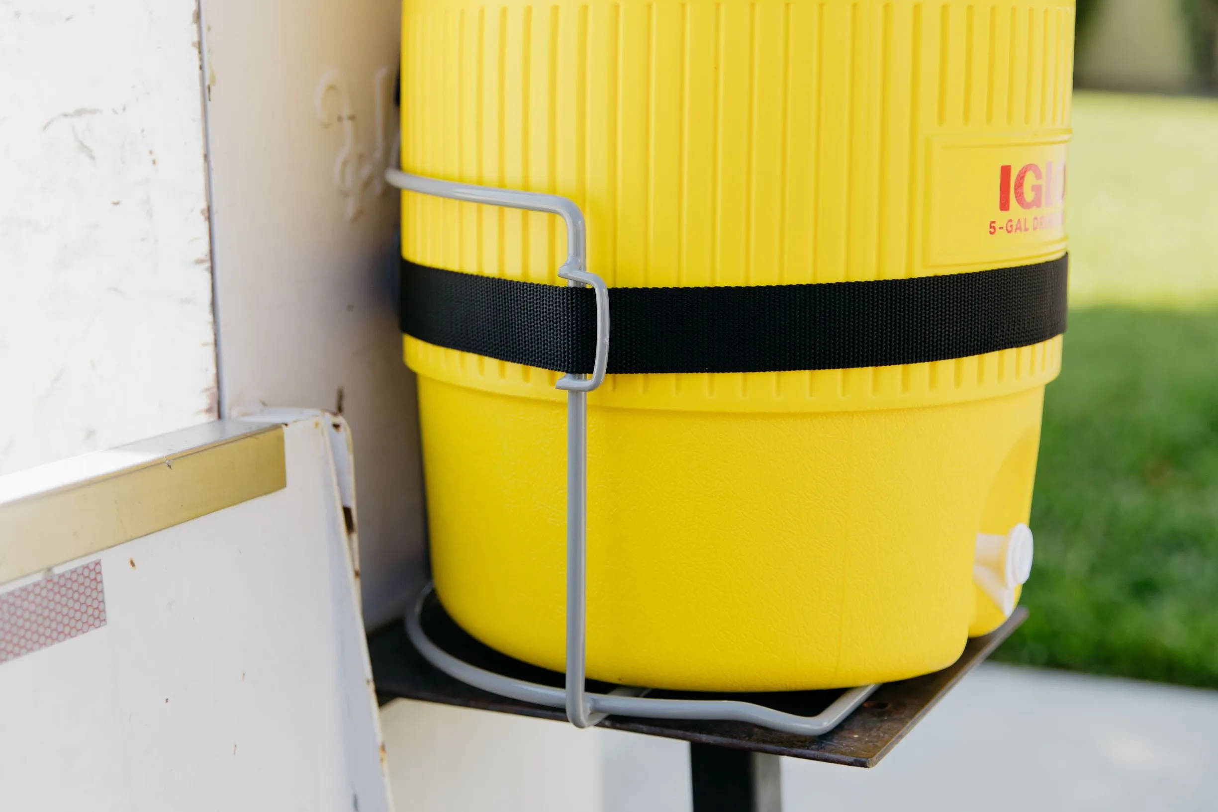 Igloo Wire Rack Holder For Beverage Jugs 2-5 Gallon