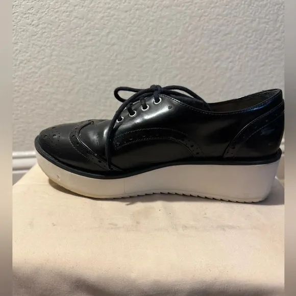 Schutz Black leather platform oxfords- Size 6Made in Brazil